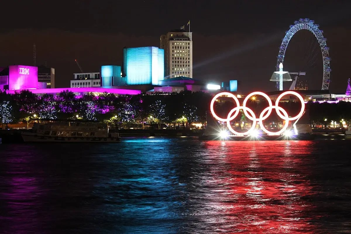 London_Olympic_Rings_by_the_River_Thames